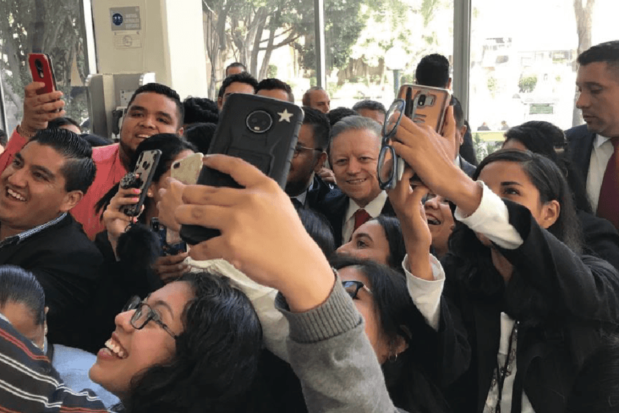 jovenes méxico ministro presidente arturo zaldívar